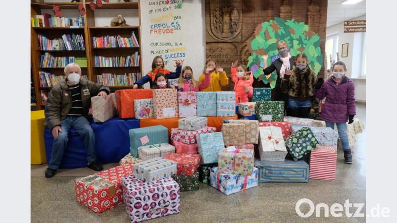 Zirka 40 Weihnachtspakete schnürten die Grundschulkinder mit ihren Eltern, um im Rahmen der Aktion &quot;Für das Leben und die Hoffnung&quot; gleichaltrige Kids in Bosnien zu unterstützen. Unser Bild zeigt eine Schülervertretung der spendenfreudigen Schulkinder mit Schulleiterin Gabriele Bodner (3.v.re.) und Hans Karl (li) Bild: do