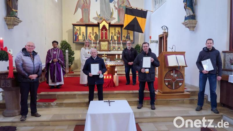 Die Kolpingsfamilie Friedenfels ehrte erstmals treue Mitglieder im Rahmen einer Eucharistiefeier. Pfarrer Joseph (hinten links) und die Kolpingsvorsitzenden Reiner Gärtner (hinten rechts) und Helmut Schaumberger (vorne links) dankten (vorne von rechts) Johannes Mühlbauer, Thomas Schultes und Ludwig Schultes für ihre Treue zur Kolpingsfamilie. Mit im Bild Oberministrantin Anna Wildenauer (hinten, Zweite von links). Bild: bsc