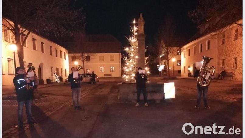 Mit ihrem spontanen Auftritt machten die vier Musiker der Blaskapelle Kunschir den Bürgern eine große Freude. Bild: amö