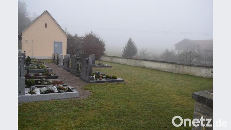 Im Friedhof in Weidenthal sollen zehn Urnenerdgräber entstehen. Dafür ist ein Streifen entlang der Friedhofsmauer geplant. Bild: bnr