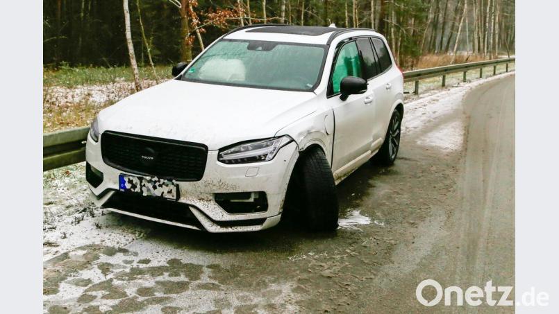Der Fahrer eines Volvo konnte dem Audi nicht mehr ausweichen und rammte das Heck des entgegenkommenden Fahrzeugs. Bild: Hösamer
