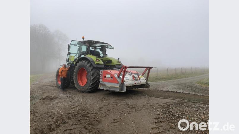 Bürgermeister Markus Ludwig macht sich ein Bild vom Fortschritt des Wegebaus beim Rastenhof in Lanz. Bild: Eichl