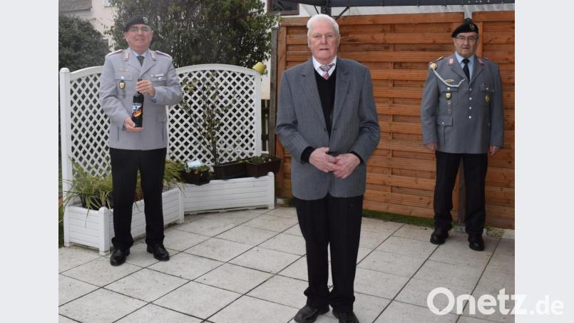 Vorsitzender Norbert Bücherl (links) und Gerhard Lindthaler (rechts) gratulieren im Namen der Soldaten- und Reservistenkameradschaft Freihung dem Fördermitglied Alfons Hupfer sen. aus Großschönbrunn zu dessen 90. Geburtstag mit einem kleinen Präsent. Bild: nbu