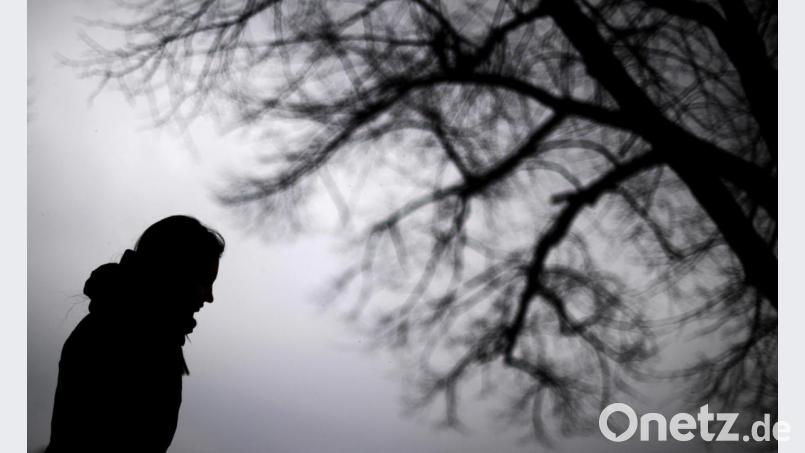 Für Menschen mit Depressionen oder Ängsten und solche, die sich einsam fühlen, kann die Coronakrise eine besondere Herausforderung sein. Experten von einigen Weidener Beratungsstellen raten, sich gezielt auf Positives zu fokussieren und geben weitere Tipps für den Alltag. Symbolbild: Julian Stratenschulte/dpa