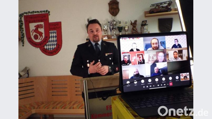 Vorsitzender Christoph Richter moderiert den Kameradschaftsabend der Kümmersbrucker Feuerwehr. Bild: e