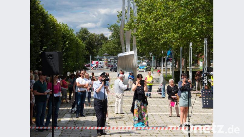 Ein Vorfall auf einer solchen Coronakritiker-Kundgebung vor der Weidener Max-Reger-Halle im Juli hat nun ein Nachspiel im bayerischen Landtag. Bild: exb