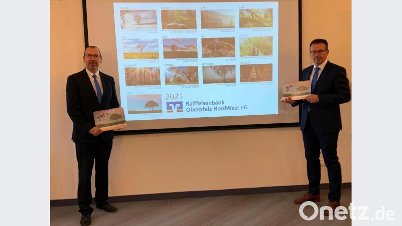 Vorstandssprecher Joachim Geyer (rechts) und Marketing-Teamleiter Gerd Schwindl präsentierten den neuen Kalender mit den Siegerbildern des Fotowettbewerbs. Bild: stg