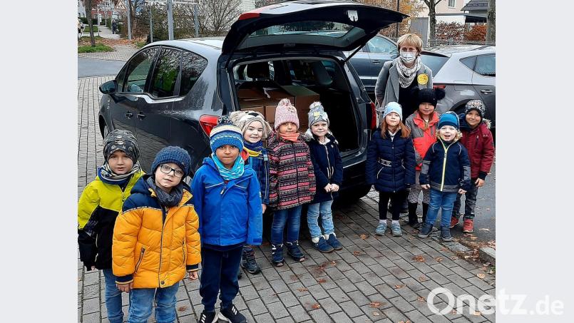 Die Kinder packten Päckchen für bedürftige Jungen und Mädchen in Osteuropa. Bild: kzr
