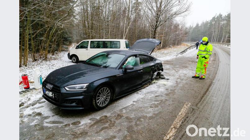 Die Fahrerin dieses Audi kam zwischen Schwandorf und Steinberg am See auf glatter Straße auf die Gegenfahrbahn und kollidierte mit einem weiteren Auto. Der Kleinbus im Hintergrund war nicht in den Unfall verwickelt. Bild: Hösamer
