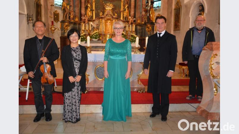 Beim "Konzert für Engel" in der Konnersreuther Pfarrkirche waren (von links) Hiro und Takako Furukawa, Ulrike Machill, Volker Bengl und Gastgeber Pater Benedikt Leitmayr dabei. Bild: jr
