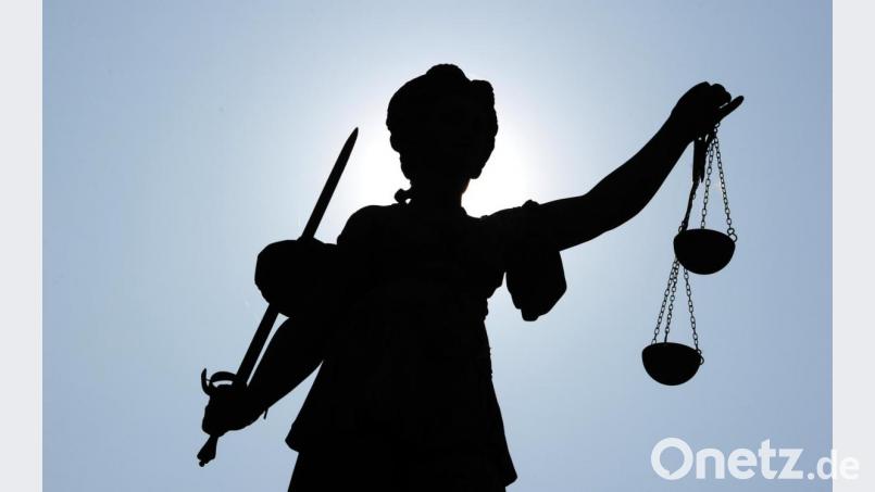 Die «Justitia», Göttin der Justiz und der Gerechtigkeit, mit Waage und Schwert in Händen auf dem Gerechtigkeitsbrunnen in Frankfurt am Main (Hessen). Symbolbild: Daniel Reinhardt/dpa