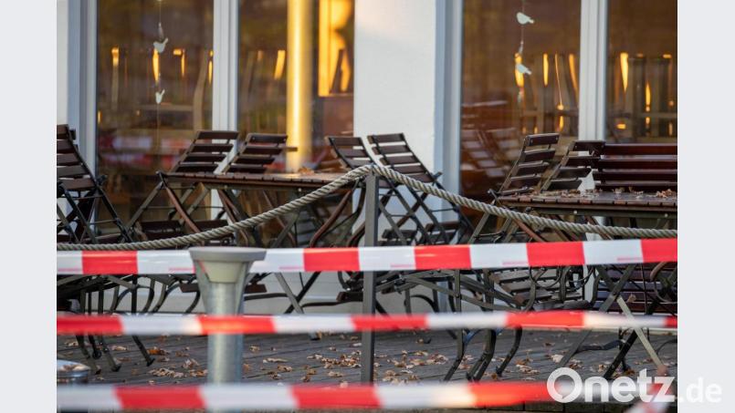 Mit Flatterband sind Tische und Stühle eines geschlossenen Biergartens in Nürnberg abgesperrt. Seit Wochenbeginn gilt in Deutschland ein Teil-Lockdown. Bild: Daniel Karmann