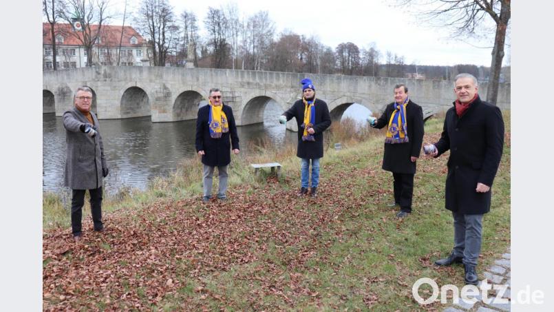 Kein Weihnachtszauber, kein Glühwein: Das bedauern (von links) Bürgermeister Franz Stahl, Lions-Präsident Hans-Jürgen Jokiel, Clubmaster Dominik Neitz, Lions-District-Governor Franz Göhl und Landrat Roland Grillmeier. Bild: Stadt Tirschenreuth/exb