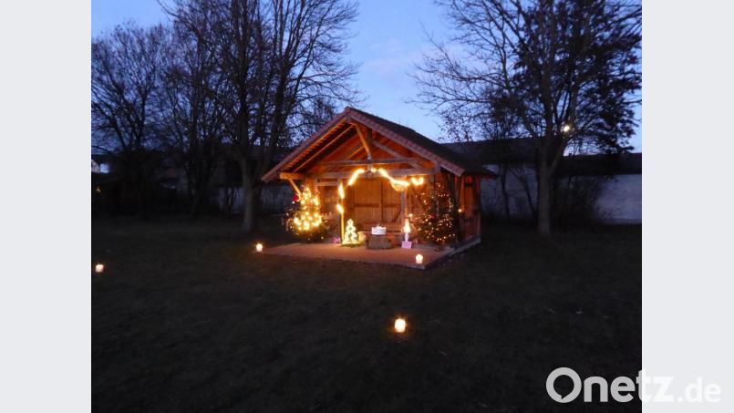 Der Pavillon auf dem Spielplatz in Lintach ist vorweihnachtlich geschmückt. Bild: jow
