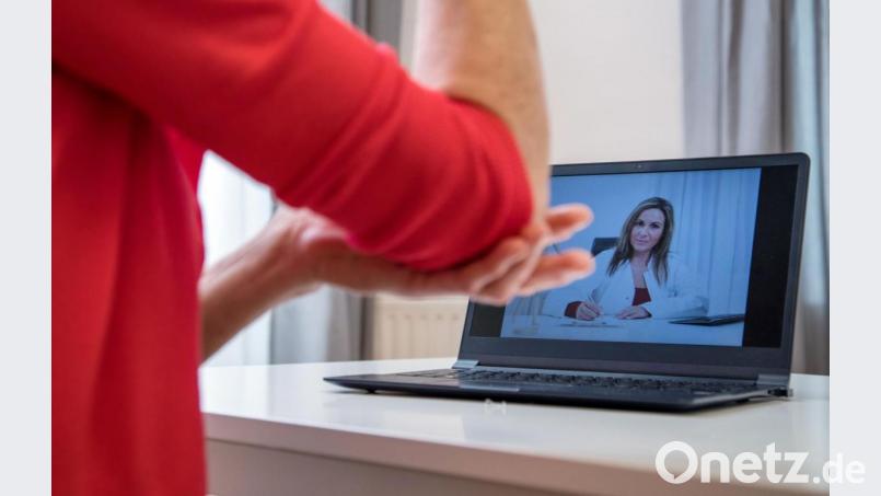 Um mit der Ärztin über Beschwerden sprechen zu können, ist nicht mehr überall ein Besuch der Praxis notwendig. Wie die Alternative konkret aussehen könnte, will die Bundesregierung im Landkreis Neustadt/WN testen. Bild: Christin Klose/dpa