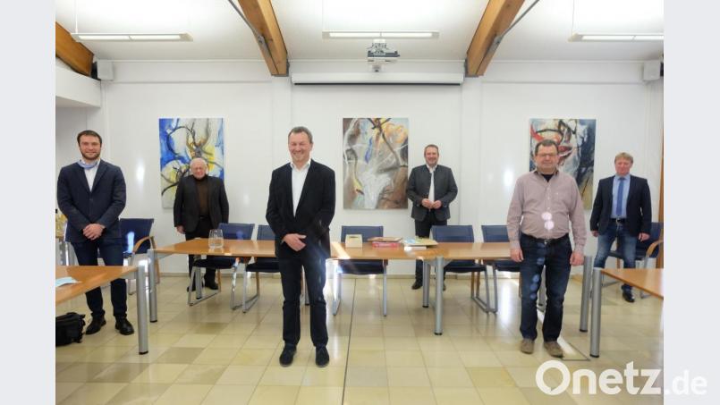 Bürgermeister Frank Zeitler (hinten Mitte) verabschiedet Sachbearbeiter im Bauamt Uli Süß (vorne Mitte) im Beisein der Amtskollegen Johann Wilhelm (Guteneck/links daneben) und Markus Schiesl (Altendorf/rechts) sowie Bauamtsleiter Thomas Prey (links) nach 47 Dienstjahren in den Ruhestand. Günter Pflamminger (Zweiter von rechts) erhält die Urkunde zum 25. Dienstjubiläum. Bild: ohr