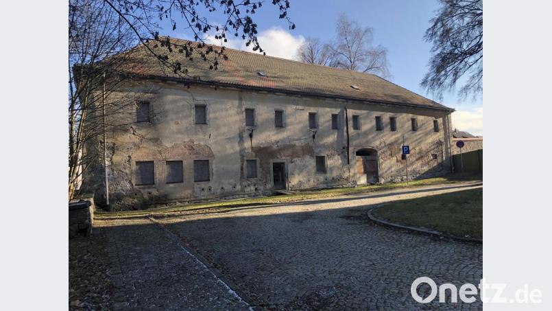 Im kommenden Jahr plant der Landkreis den Start der Generalsanierung des Marstalls. Dies könnte sich laut Bürgermeister Andreas Wutzlhofer eventuell auch auf die Friedrichsburg gleich nebenan auswirken. Bild: ck