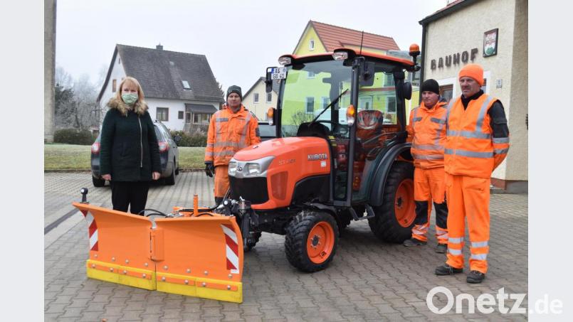 Bei der Vorstellung: Von links .Bürgermeisterin Brigitte Bachmann, Bauhofleiter Bernd Kopp sowie die Bauhofarbeiter Sebastian Loos und Jürgen Schmidt. Bild: no