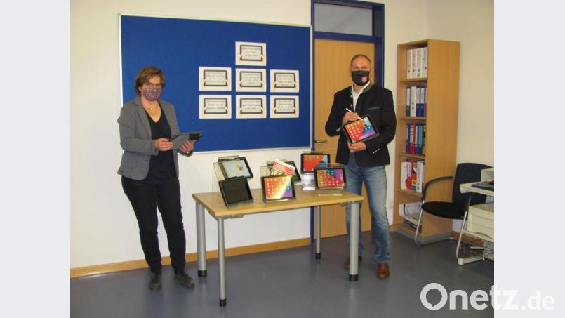 Lehrerin und Systembetreuerin Anja Kraus (links) erklären, Bürgermeister Richard Kammerer die Vorteile der Arbeit mit den neuen . Bild: sei