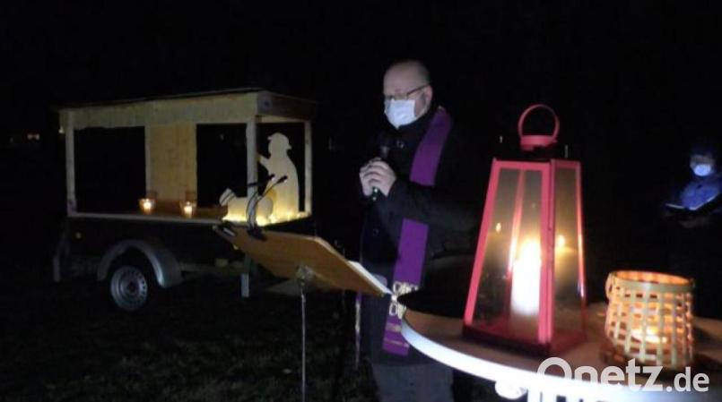 Die Krippe ist auf den Anhänger gebaut und reist durch den Weidener Stadtteil Hammerweg. Bild: Gustl Beer