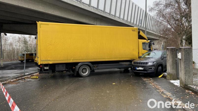 Auf der Regensburger Straße / Ecke Steinweg ist am Dienstagmittag ein Lkw-Fahrer verunglückt. Bild: beg