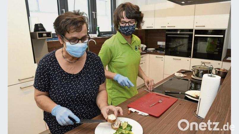 Die Küche ist fit, und das Austeilen des Essens klappt bereits perfekt. Bild: Petra Hartl