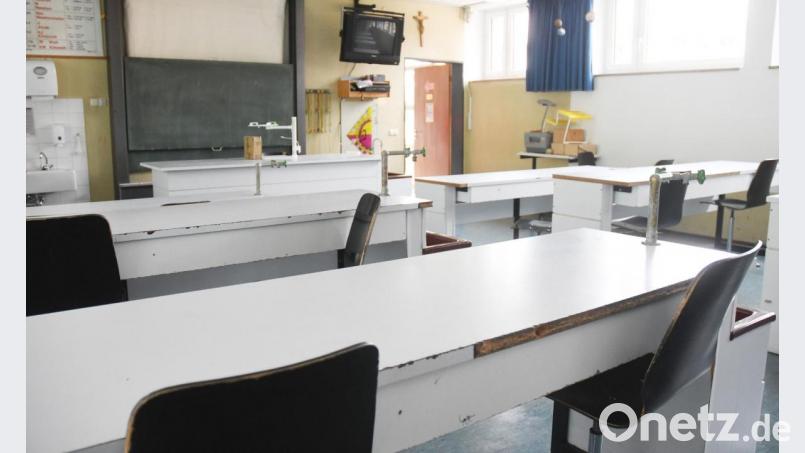 Der PCB-Raum der Mittelschule erinnert eher an die Zeit von Otto Hahn, denn an moderne Physik- oder Chemielabore. Nach dem Willen des Stadtrats soll sich das bald ändern. Bild: Gabi Schönberger