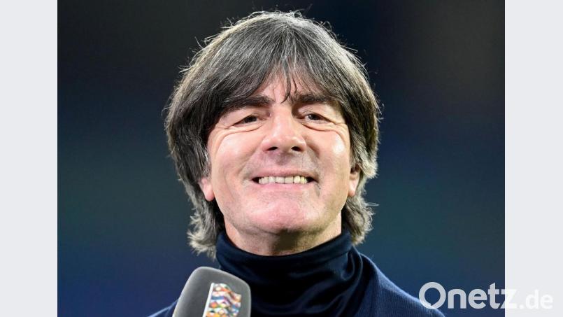 Joachim Löw hat wieder gut lachen: Er bleibt Bundestrainer. Bild: Robert Michael/dpa