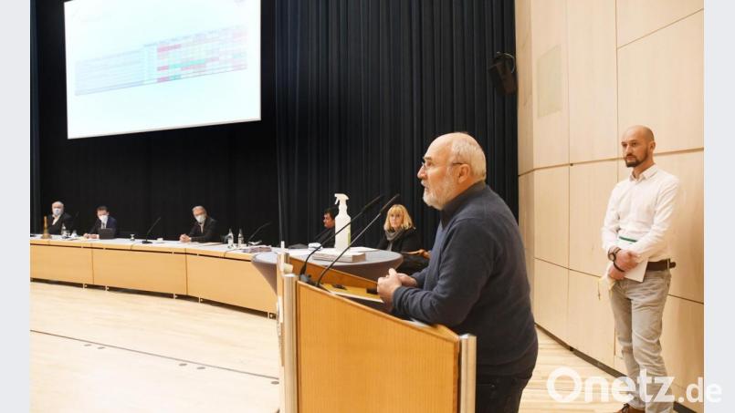 Anton Kohl (rechts) von TNL Umweltplanung, Weiden, und Matthias Rühl, Arbeitsgemeinschaft Stadt &amp; Land, Neustadt/Aisch, stellen dem Stadtrat die ersten Ergebnisse der Standortalternativen-Prüfung für Weiden-West IV vor. Bild: Gabi Schönberger