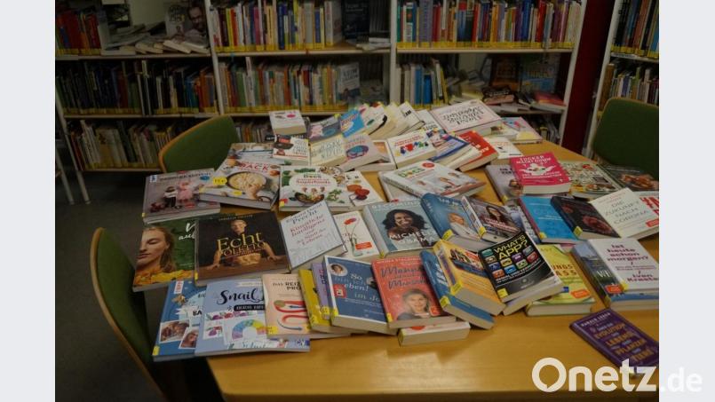 Neuerscheinungen sowie interessante Bücher liegen auf einem Extratisch. Bild: wel