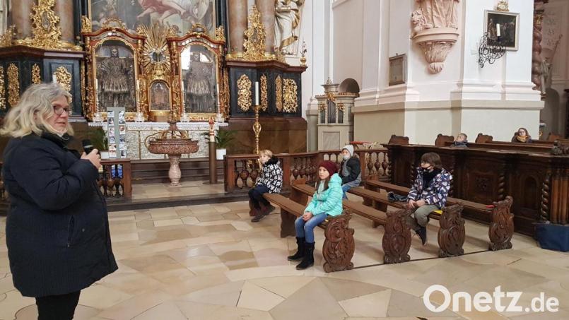 Maria Sagstetter erläuterte den Kindern in der Basilika viele interessante Details. Bild: Grundschule Waldsassen/exb