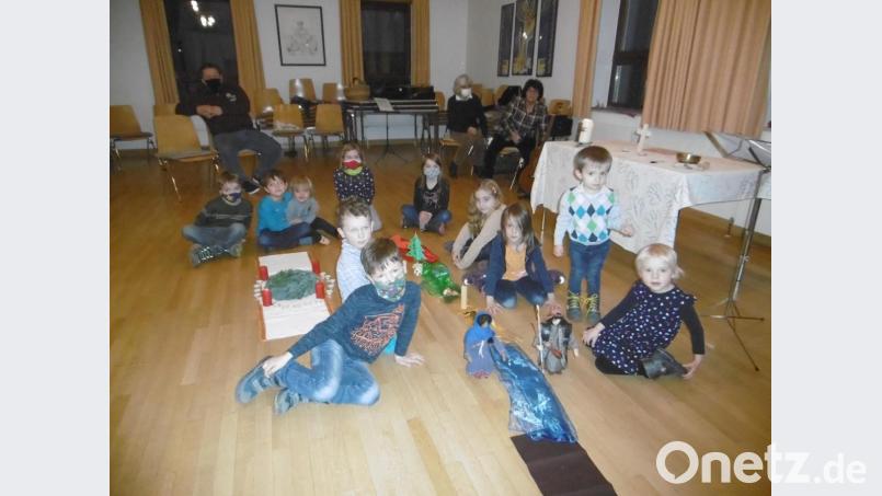 Die Hahnbacher Kinder interessieren sich bei der Mini-Kirche sehr für die Farben des Advents. Bild: mma
