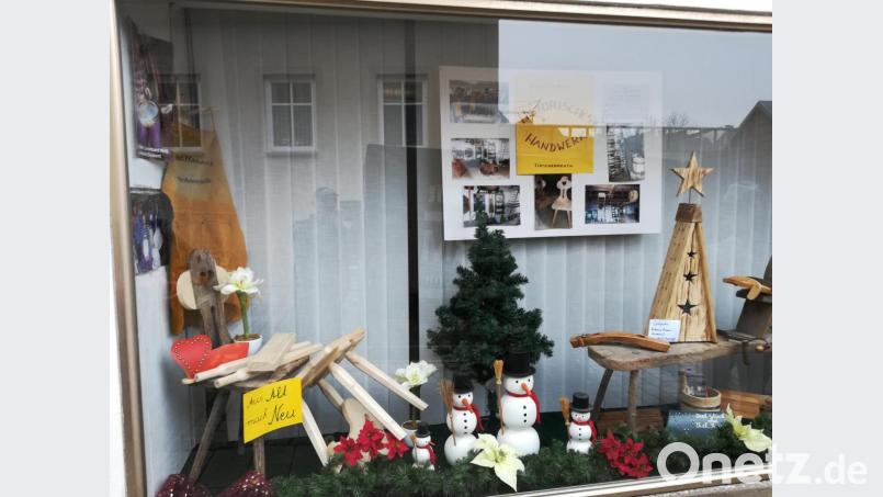 Im Schaufenster in der Badstraße präsentiert der Arbeitskreis Historisches Handwerk Gegenstände, die nach altem Vorbild angefertigt wurden. Bild: kod