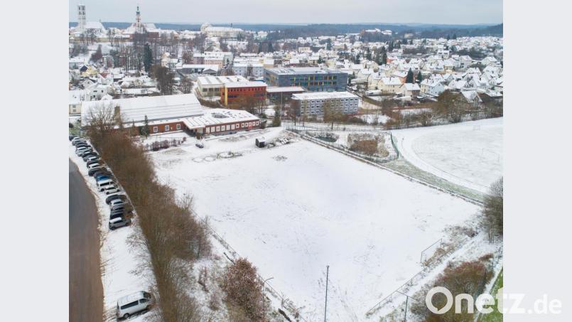 Der alte Hartplatz wird jetzt wohl vollständig überbaut. Die Planungen für das Kita-Gebäude laufen aber noch. Bild: Thilo Hierstetter