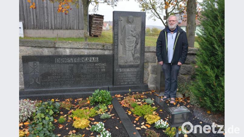 Begraben ist Pfarrer Joseph Naber am Konnersreuther Friedhof. Einer seiner Nachfolger, Pfarrseelsorger Pater Benedikt Leitmayr besucht hier sein Grab. Bild: jr