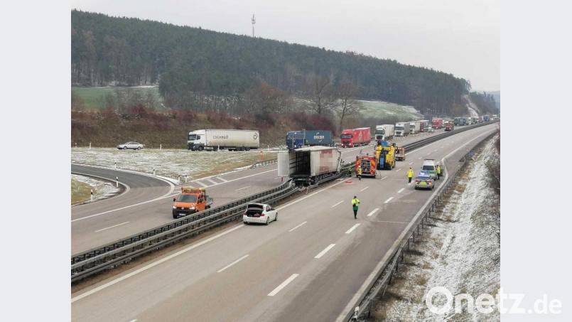 Auf der A6 bei Schmidgaden ist ein Lkw in die Mittelleitplanke gefahren. Bild: wpt