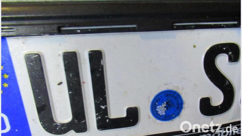 Die am Golf angebrachten Kennzeichen stammten von einem anderen Auto und waren mit gebrauchten Klebesiegeln versehen, um eine Zulassung vorzutäuschen. Es gab aber an Auto und Fahrer noch mehr zu beanstanden. Bild: Grenzpolizei Waidhaus