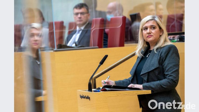 Gesundheitsminister Melanie Huml (CSU) antwortet auf Fragen der Abgeordneten im Bayerischen Landtag. Bild: Peter Kneffel/dpa
