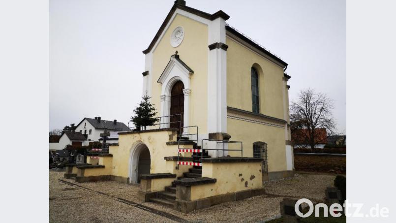 Das Mausoleum der Grafen von Holnstein ist ein Blickfang auf dem Schwarzenfelder Friedhof. Absperrungen weisen darauf hin, dass es einiges zu reparieren gibt. Das Gebäude wurde in den Jahren von 1882 bis 1884 im neuromanischen Stil erbaut. Bild: Thomas Dobler