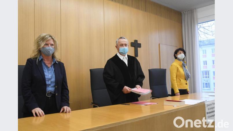 Bei Richter Hubert Windisch, hier mit den Schöffinnen, gilt auch am Platz Maskenpflicht. Bild: Gabi Schönberger