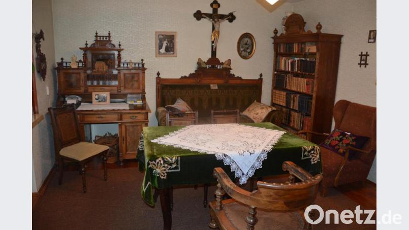 Noch original erhalten ist das ehemalige Wohnzimmer von Pfarrer Joseph Naber im Resl-Haus. Bild: jr