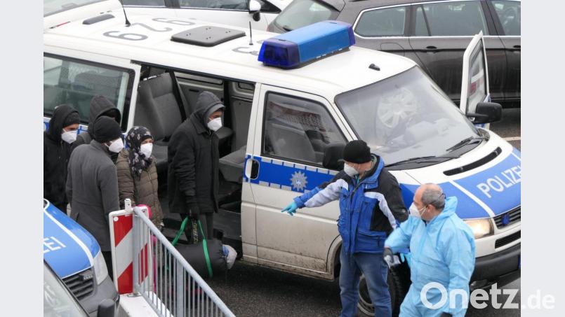 Ein Teil der Geschleusten auf dem Weg in einen Kleinbus der Bundespolizei. Bild: Bundespolizei Waidhaus