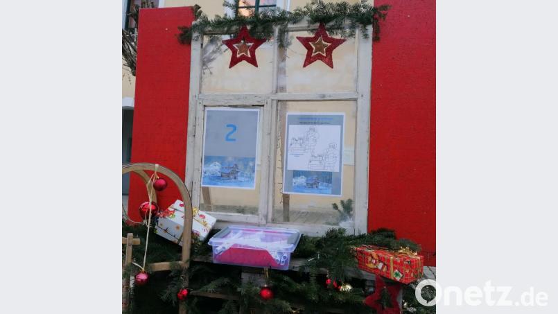 Das Adventsfenster in Bad Neualbenreuth kann bis Heiligabend digital im Netz und zusätzlich analog vorm Rathaus täglich neu geöffnet werden. Bild: Gäste-Info Bad Neualbenreuth/exb