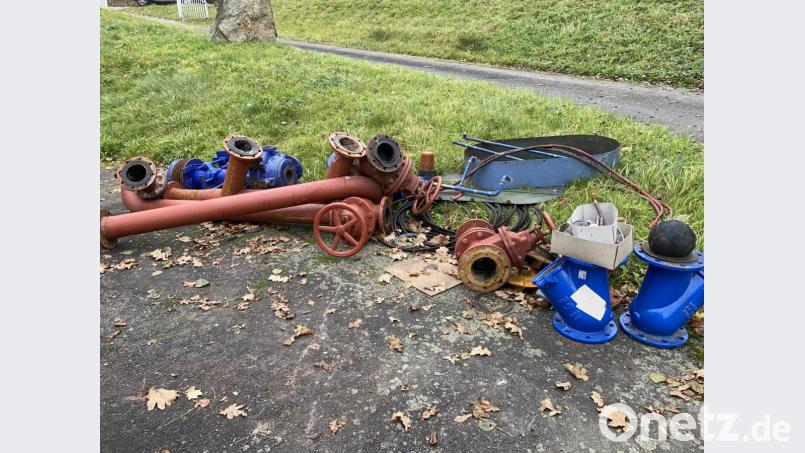 Das ausgebaute Umfeld der alten Pumpen hat allemal noch Schrottwert. Bild: Eichl