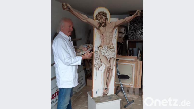 Der Künstler Hans-Georg Hierl bei der Vollendung der neuen Christusdarstellung, die demnächst an der Johanniskirche in Ebermannsdorf zu sehen sein wird. Bild: wec