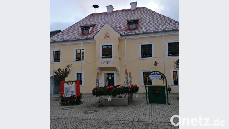 Das Adventsfenster in Bad Neualbenreuth kann bis Heiligabend digital im Netz und zusätzlich analog vorm Rathaus täglich neu geöffnet werden. Bild: Gäste-Info Bad Neualbenreuth/exb