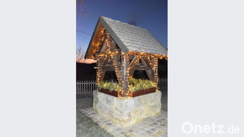 Der beleuchtete Brunnen beim Dorfweiher in Pesensricht Bild: no