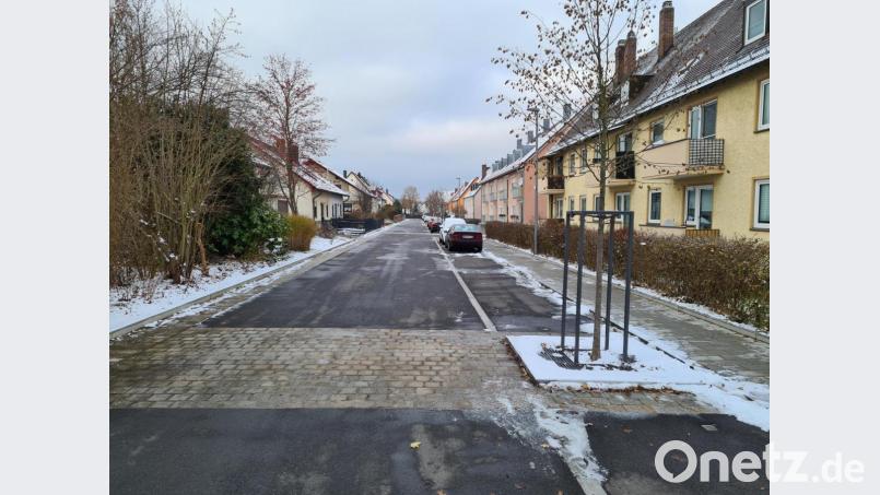 Die Adalbert-Stifter-Straße wurde 2018 saniert. Ihre Gestaltung könnte ein Vorbild für die Hopfenoher Straße sein. Bild: sne