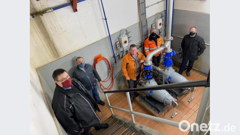 Sie sehen aus wie kleine Kanonen, sind aber harmlose Abwasserpumpen: Michael Zimmermann von der Herstellerfirma D.W.I. Süd, Bauhofleiter Gerd Kraus, Bürgermeister Markus Ludwig, Klärmeister Josef Härtl und Matthias Schmidt, dessen Firma EAS Systems die Steuerungstechnik geliefert hat (von rechts). Bild: Eichl