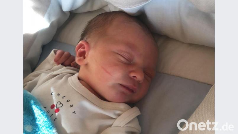 Simon Freundl-Dagner wurde am Samstag, 21. November, im Klinikum Weiden geboren und ahnt noch nicht, wie besonders der Start ins Leben in diesem Krisenjahr ist. Bild: Dagner/Freundl/exb